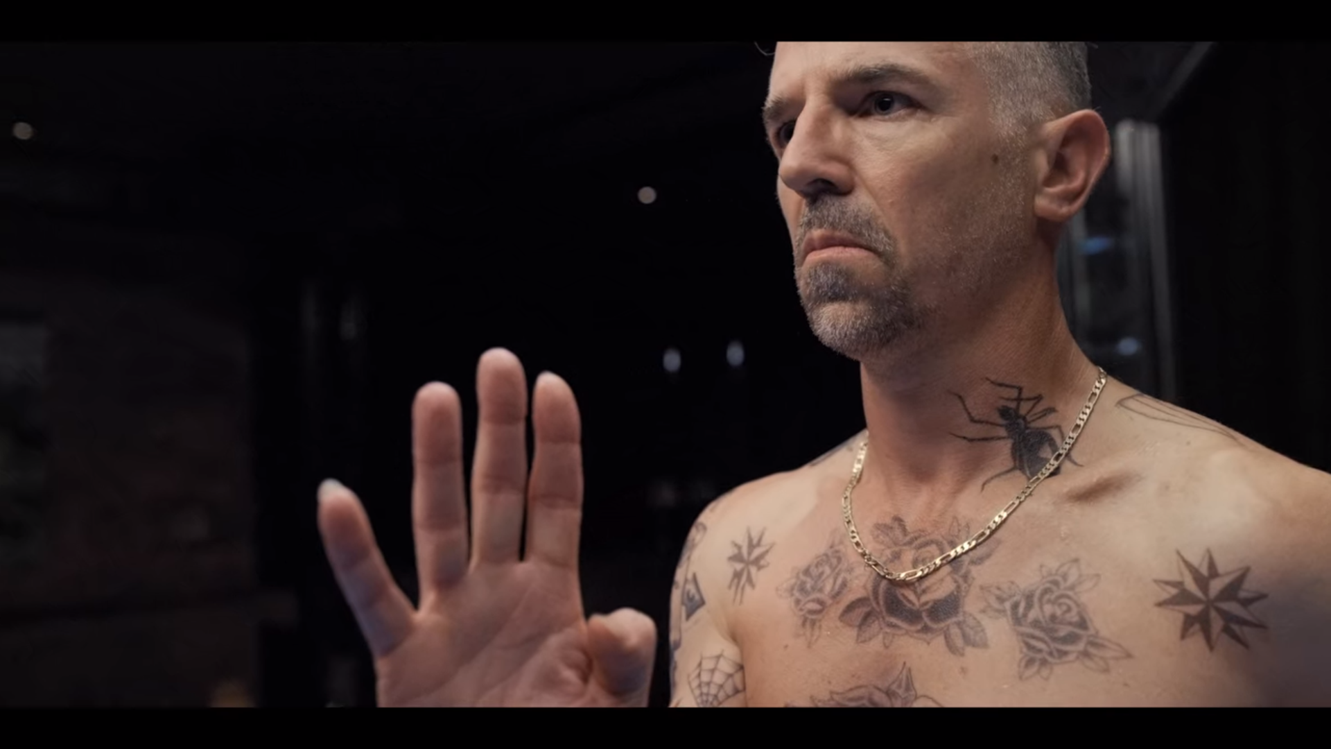 查理·科里德-米尔斯的写真-Giri Haji