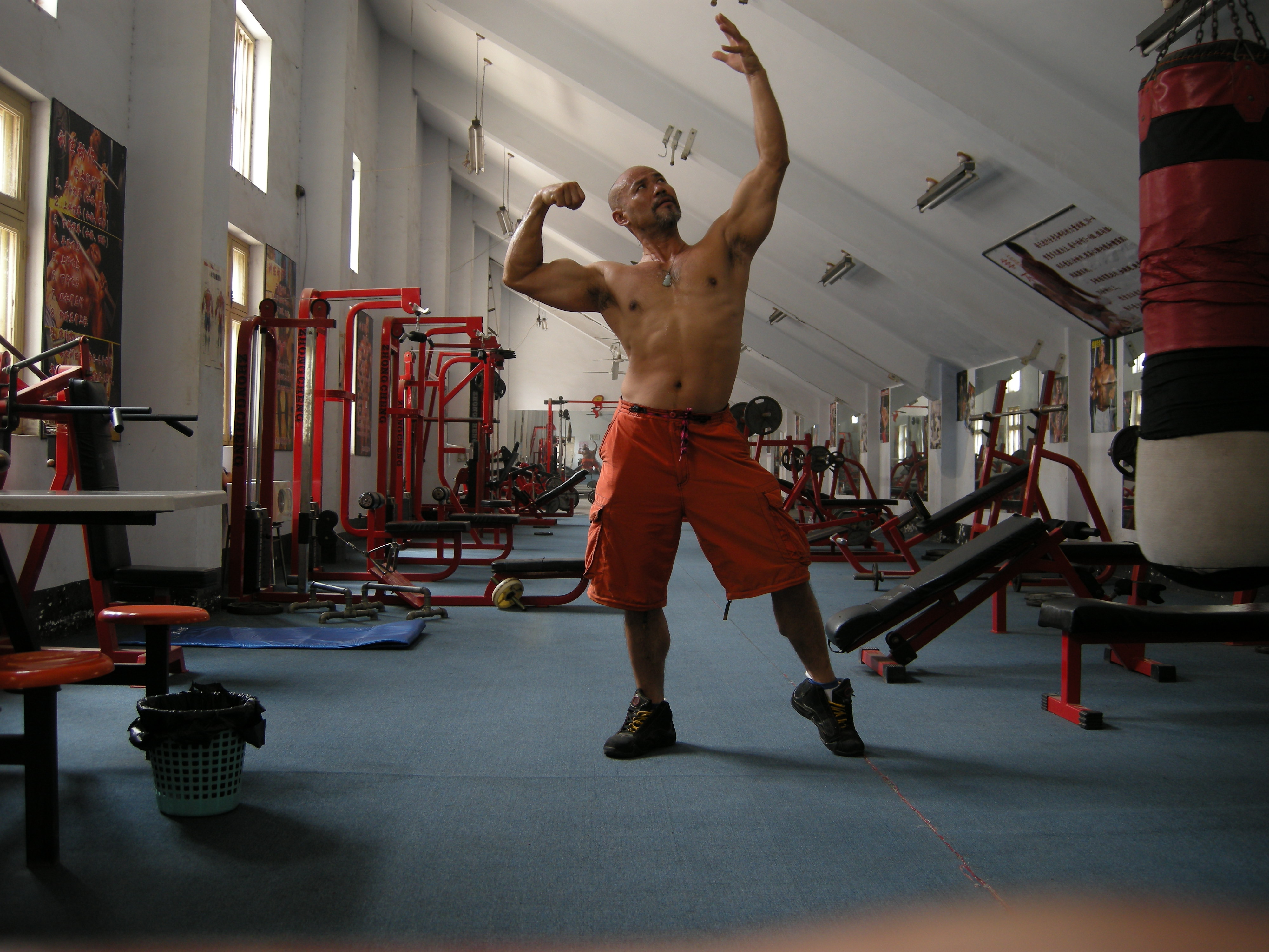 张衡平的写真-健身房健美造型展示