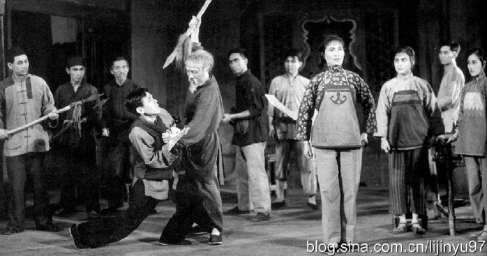 张圆的写真-张园在《党的女儿》中