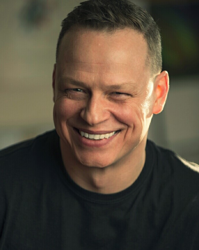 阿隆·休斯的写真