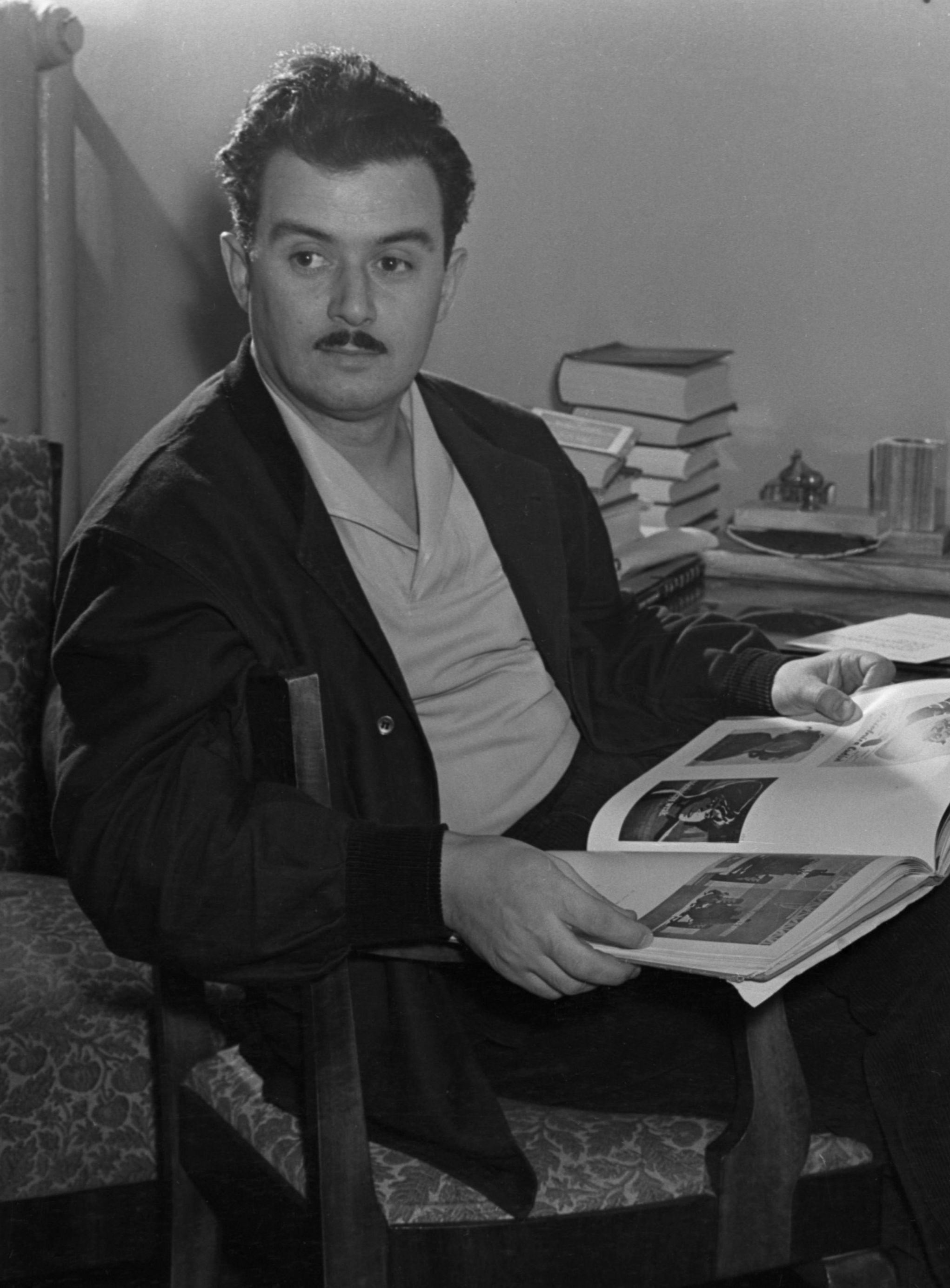 钦吉兹·阿布拉泽的写真-年轻时的阿布拉泽