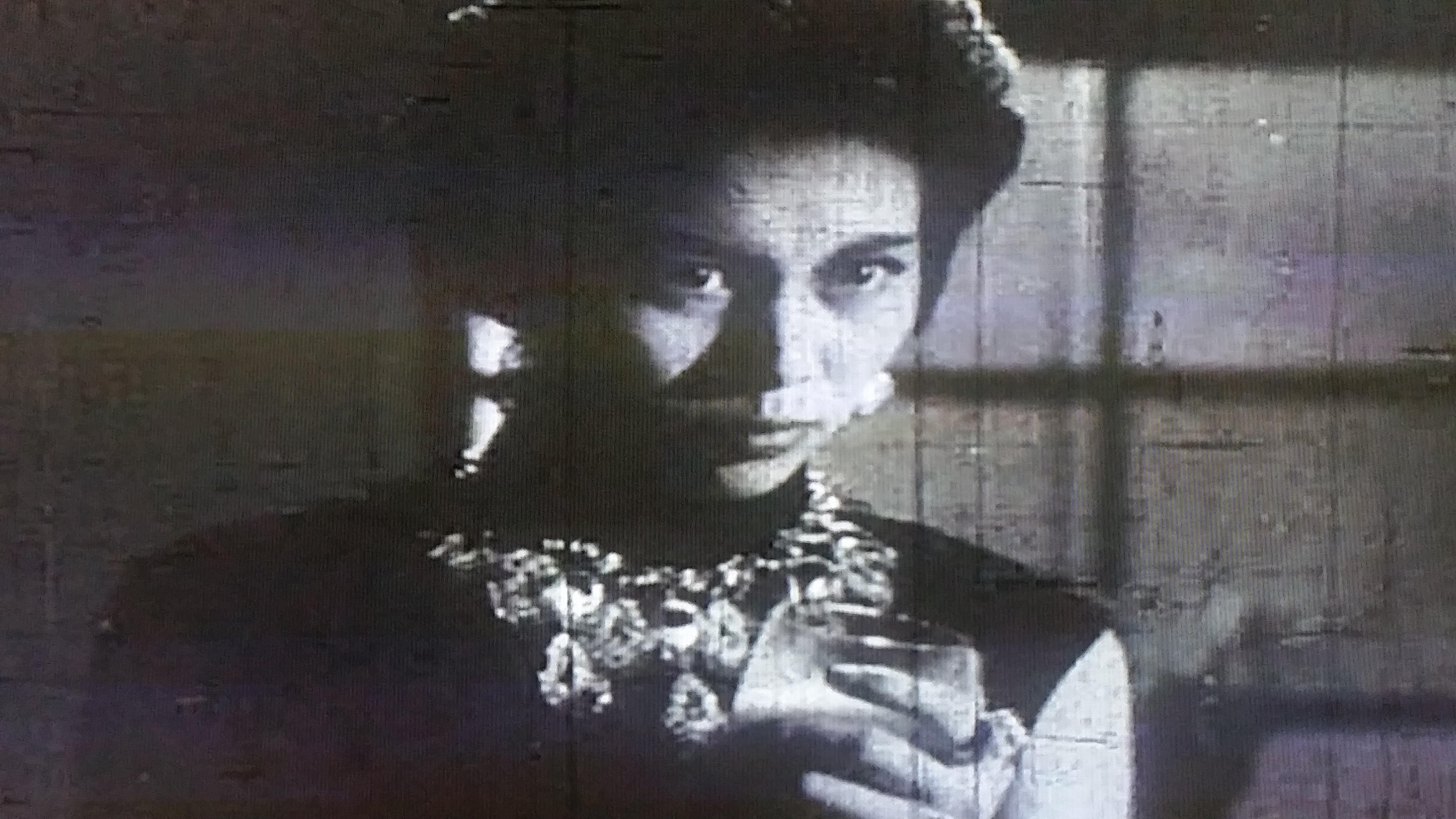 张冰茜的写真-独具成熟性感特别风韵...