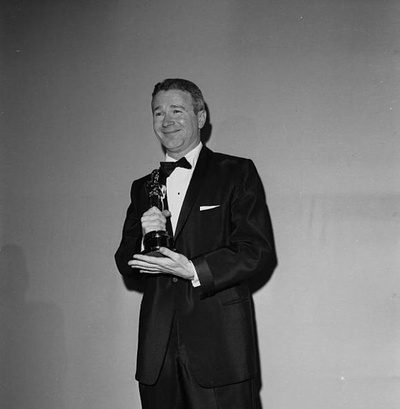 莱德·巴顿斯的写真-Red Buttons获得奥斯...