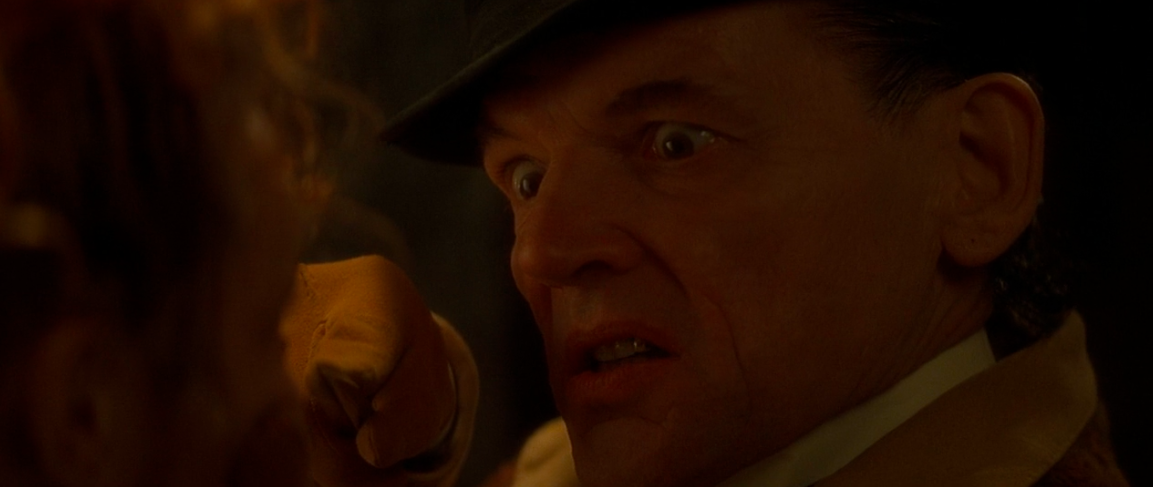 大卫·斯科菲尔德的写真-2001《来自地狱》Mc...