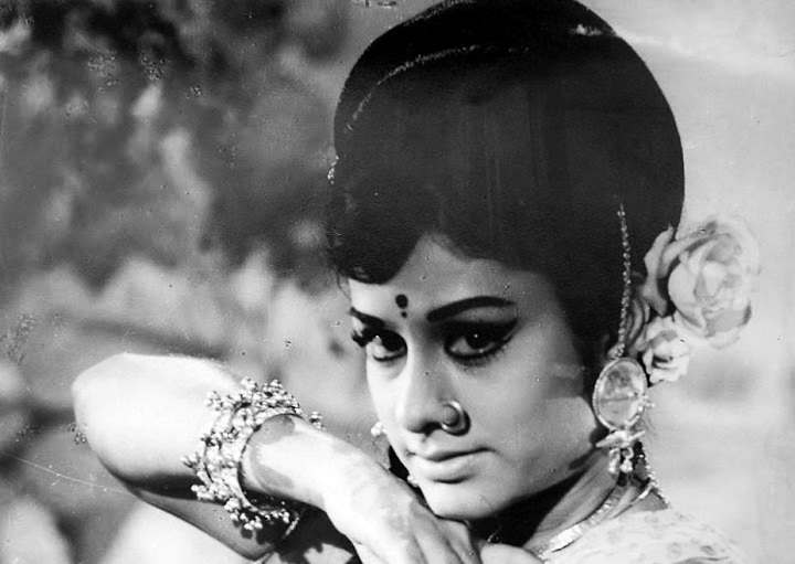 阿鲁娜·伊拉尼的写真