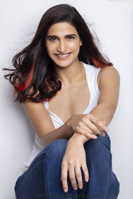 阿哈娜·卡姆拉的写真