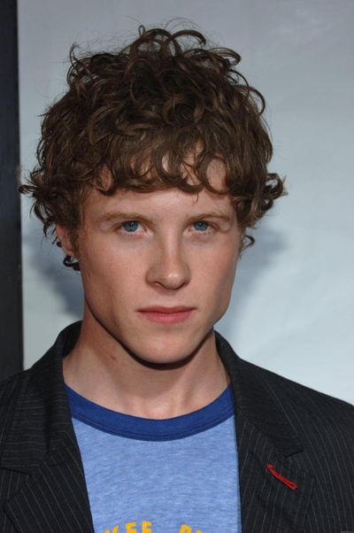 艾什顿·霍尔姆斯的写真-觉得这张好像卷毛啊~