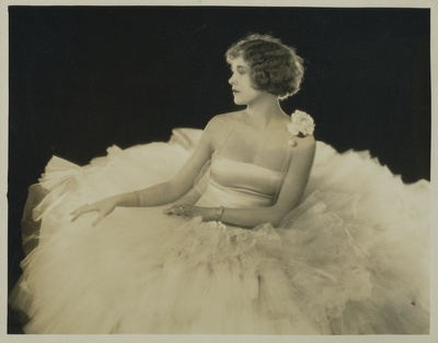 艾斯特·罗尔斯顿的写真