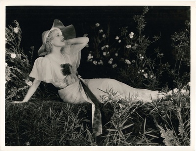 艾斯特·罗尔斯顿的写真