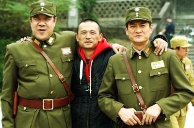 王志刚的写真-剧照，左一是演员秦卫...