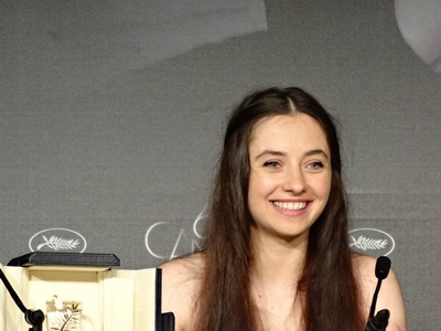 考斯米娜·斯特拉坦的写真