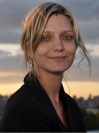 萨拉·科朗吉洛的写真