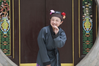 姜巧慧的写真-扮演刘姥姥剧照