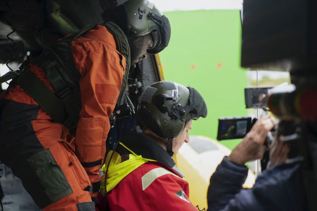 洛娜·麦克法迪的写真-他下直升机的时候也拍...