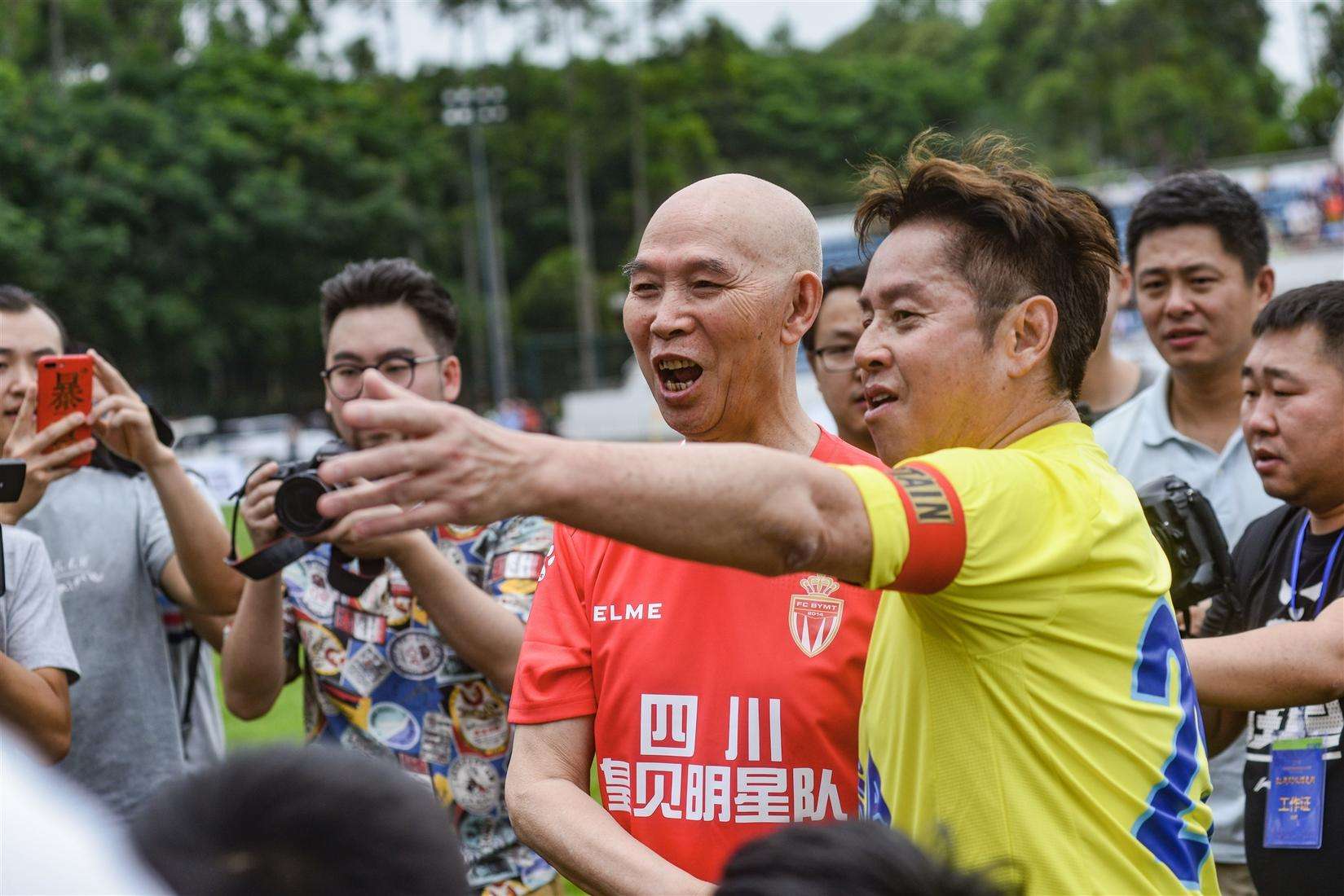 李伯清的写真-李老师和谭校长踢球