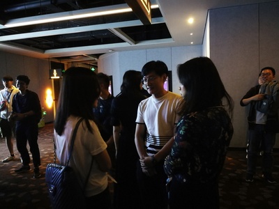 仇晟的写真-仇晟与女影迷