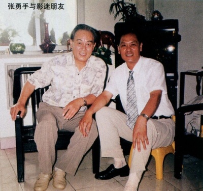 张勇手的写真-张勇手与影迷朋友。