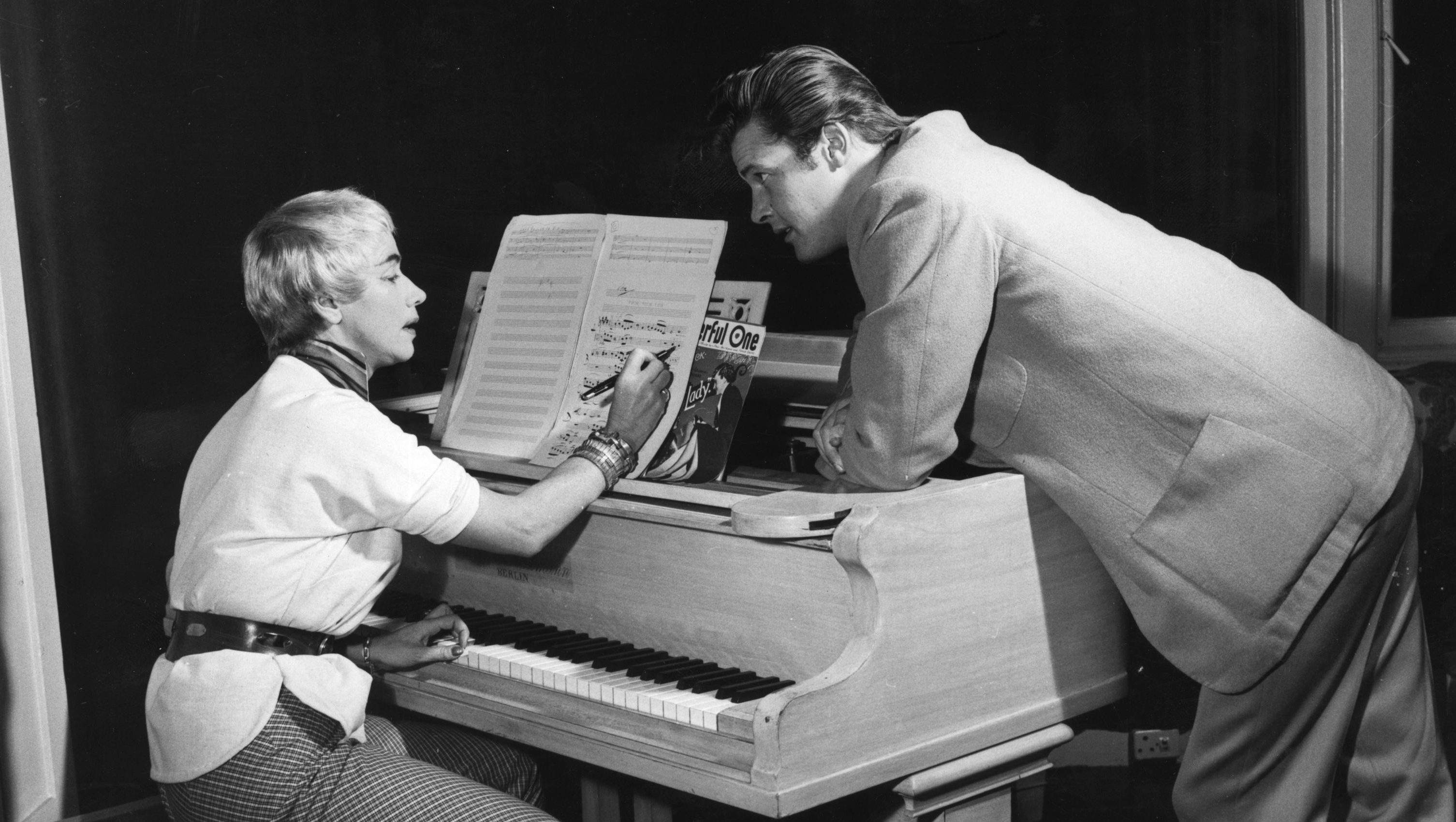 罗杰·摩尔的写真-和第二任妻子、威尔士...