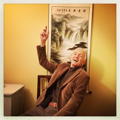 哈斯克尔·韦克斯勒的写真-后面是一幅山水画