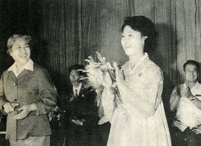 洪英姬的写真-张瑞芳（左）与洪英姬...