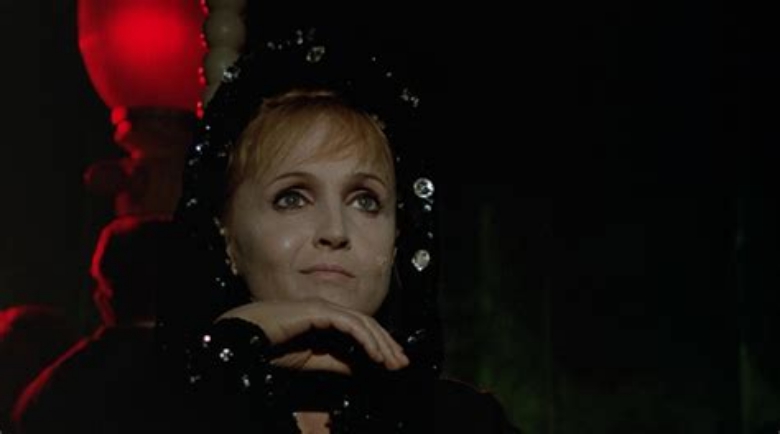 劳拉·贝蒂的写真-出自《蜜月屠刀》