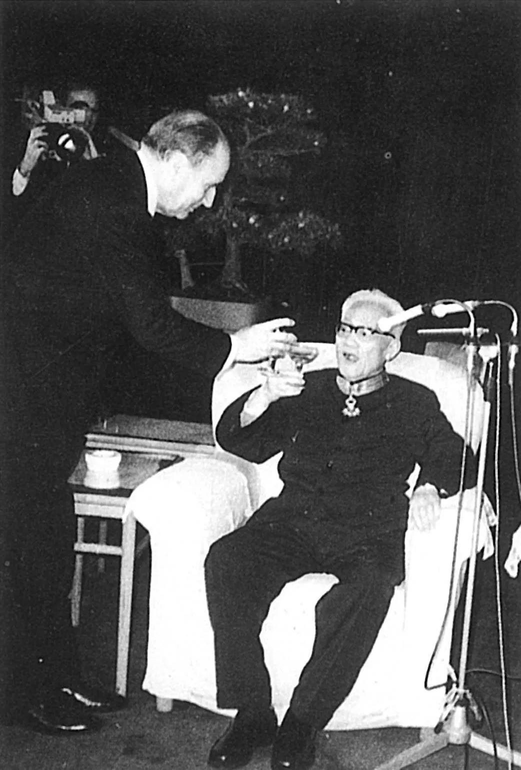 巴金的写真-巴金接受法国总统密特...