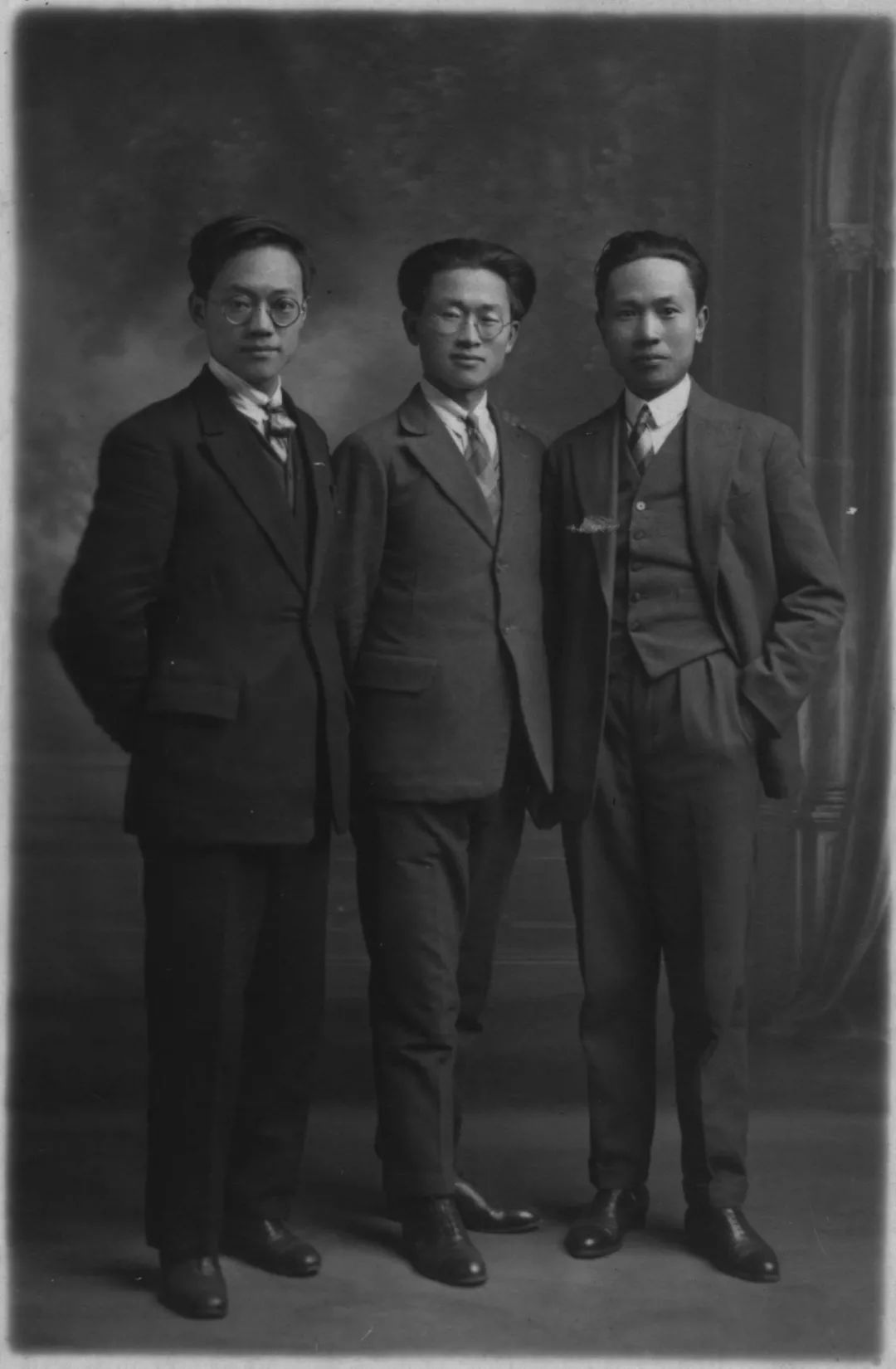 巴金的写真-1928年巴金在法国沙...