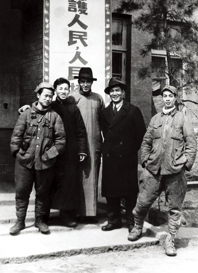 田方的写真-1946 年 2 月，田方(中...