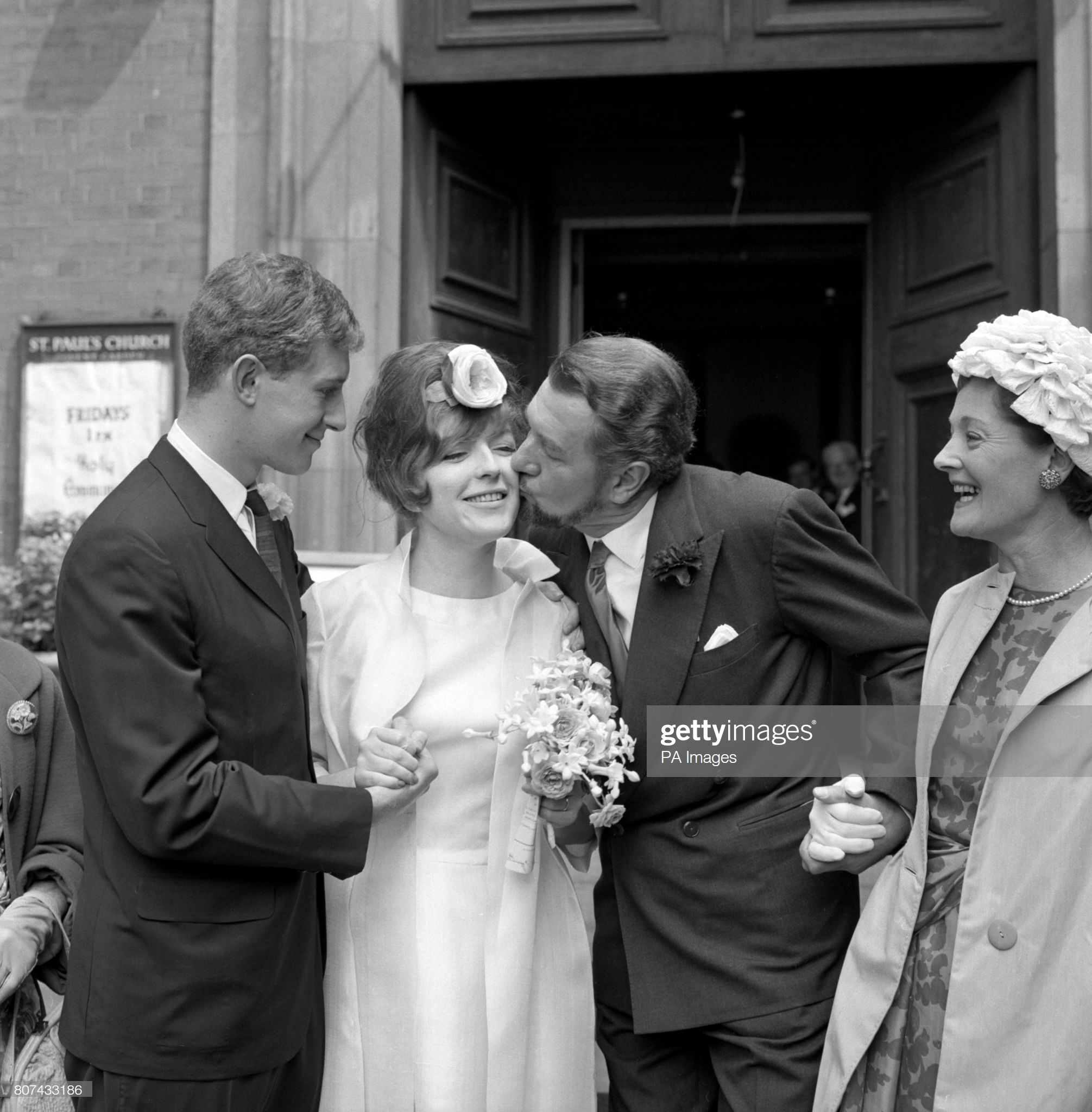 科林·雷德格瑞夫的写真-a wedding day kiss fr...