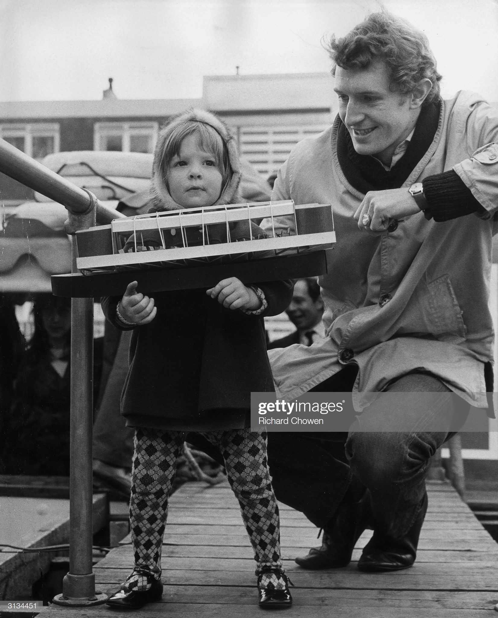 科林·雷德格瑞夫的写真-with his daughter Je...