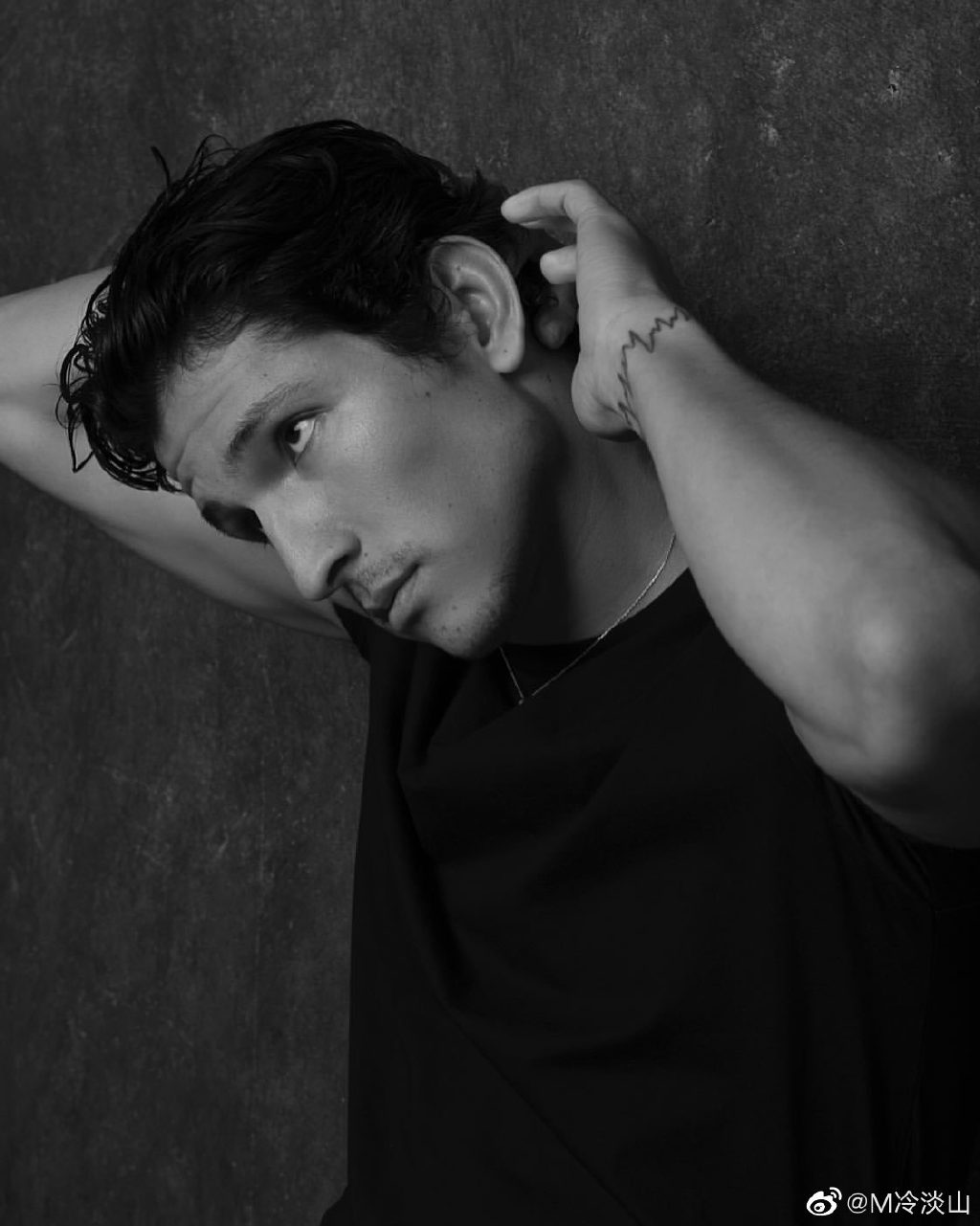 丹尼·拉米雷斯的写真-他手腕上的纹身好好看...