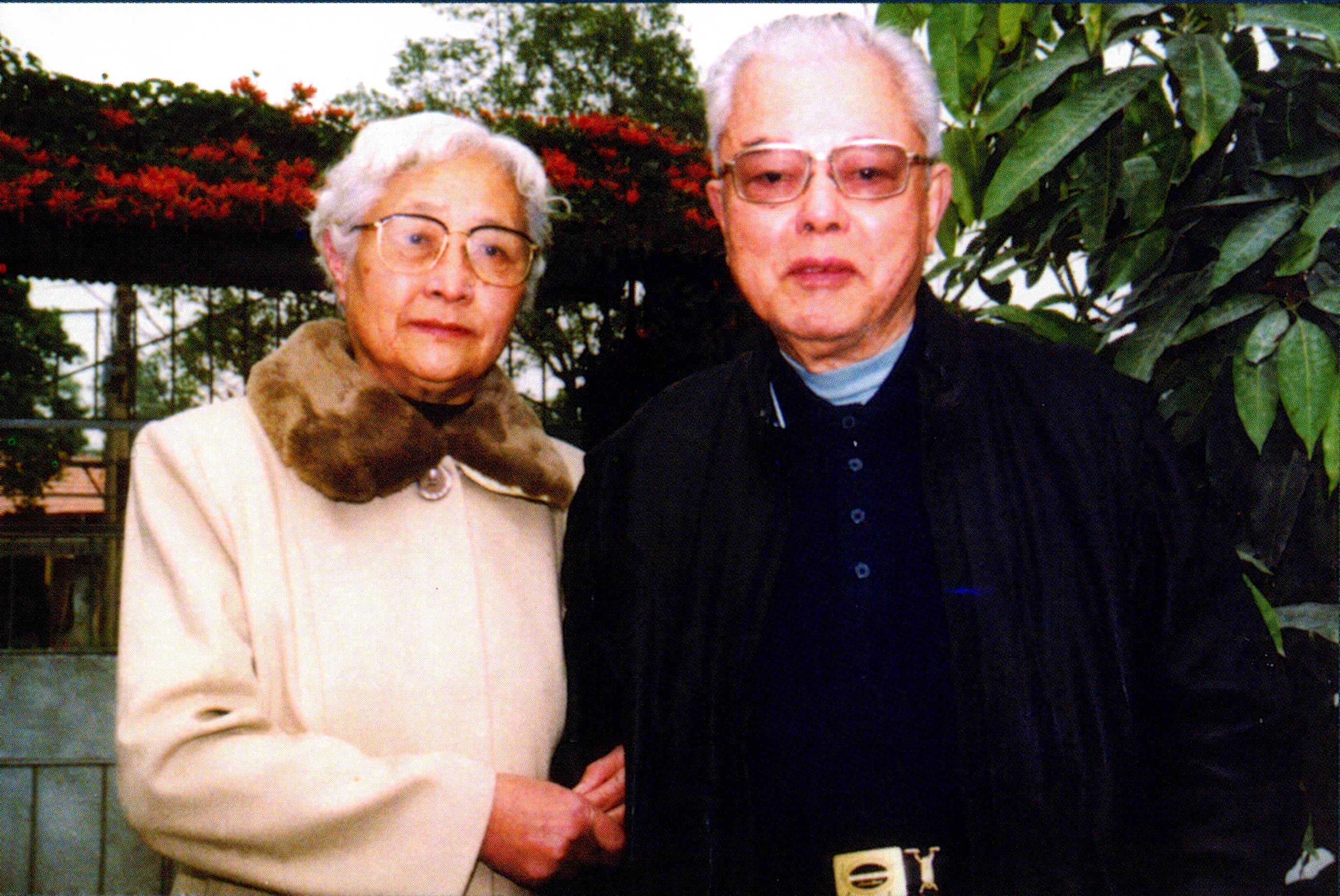 梁信的写真-梁信与夫人殷淑敏。