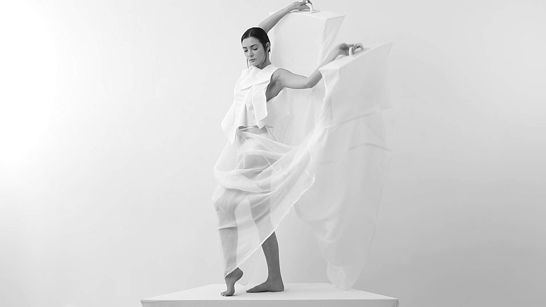 洛丽娜·卡姆布罗瓦的写真