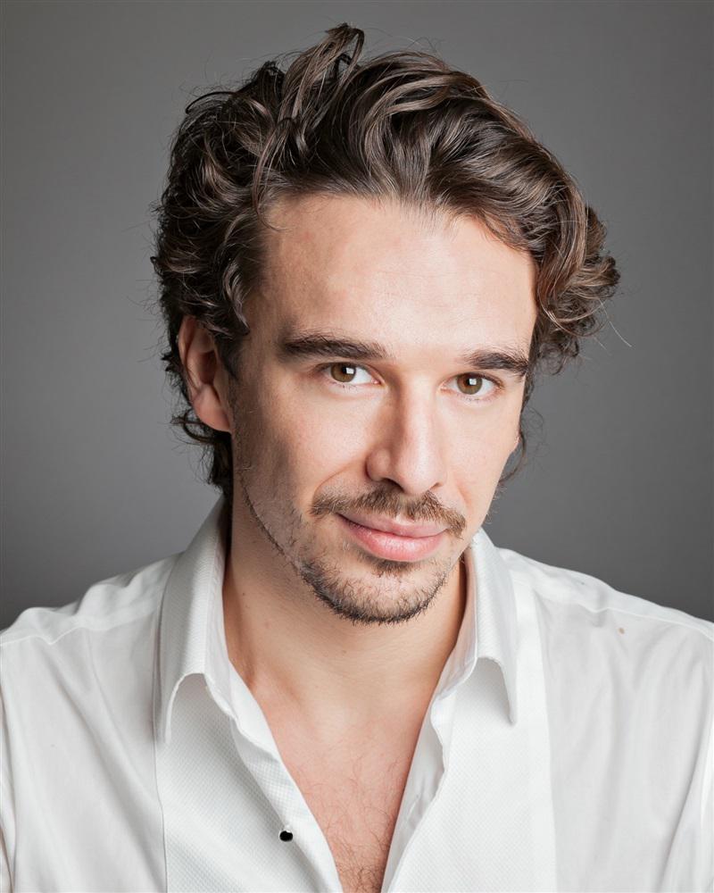 爱德华·阿克鲁特的写真