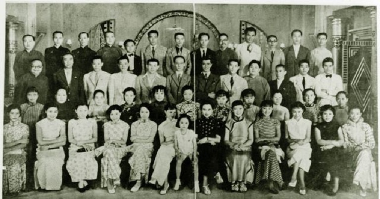 王吉亭的写真-明星公司群星合影，左...