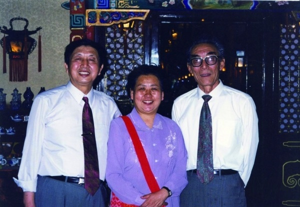 王显的写真-王蔚桦（左）与朗诵《...