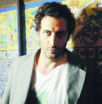 卢西亚诺·卡塞雷斯的写真