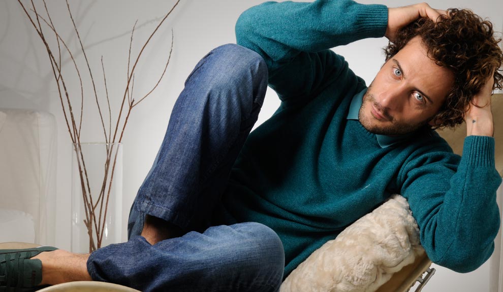 卢西亚诺·卡塞雷斯的写真