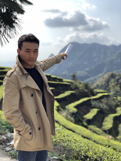 徐晨耀的写真-演员徐晨耀旁白的脱贫...