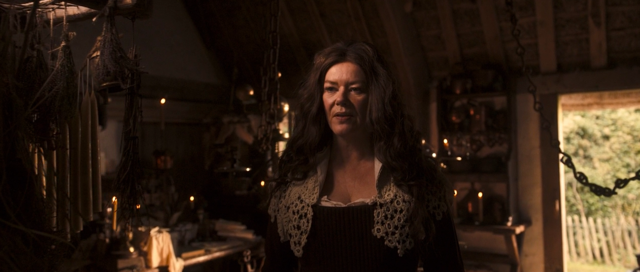 约茜·劳伦斯的写真-2019《好兆头》女巫...