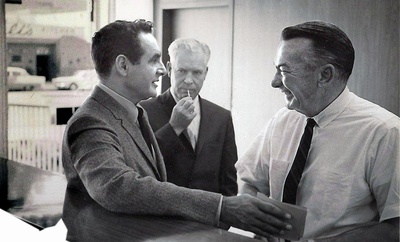 沃伦·福斯特的写真-Joe Barbera talking to...