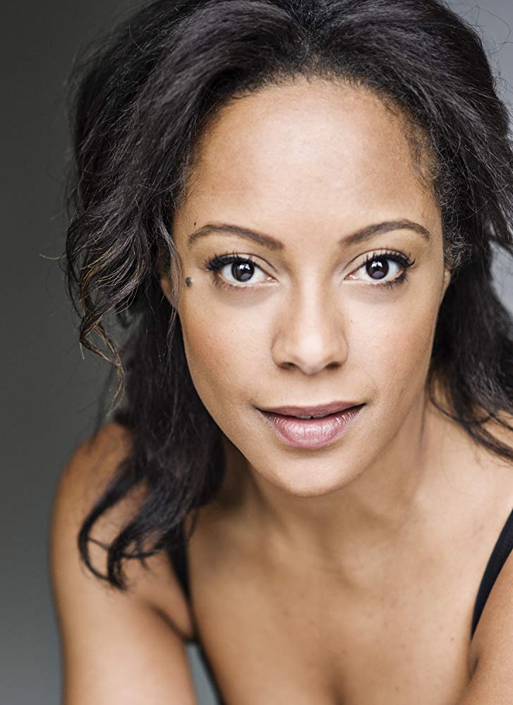 罗莎琳德·以利亚撒的写真