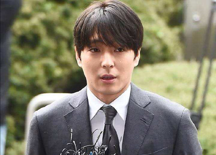 崔钟训的写真-崔钟训与郑俊英、权某...