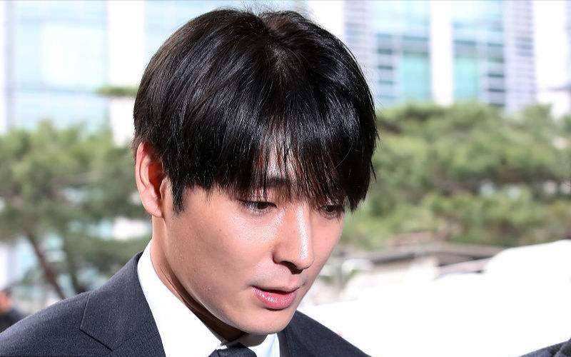 崔钟训的写真-崔钟训与郑俊英、权某...