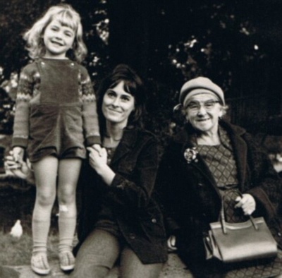 艾玛肯尼迪的写真-With her mother Bren...