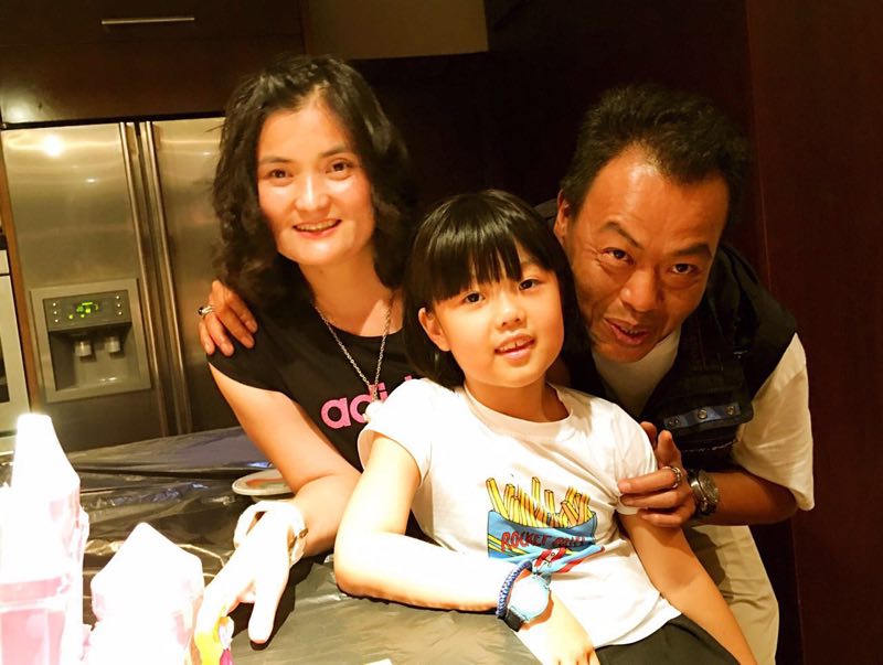 李文龙的写真-李文龙与妻子女儿