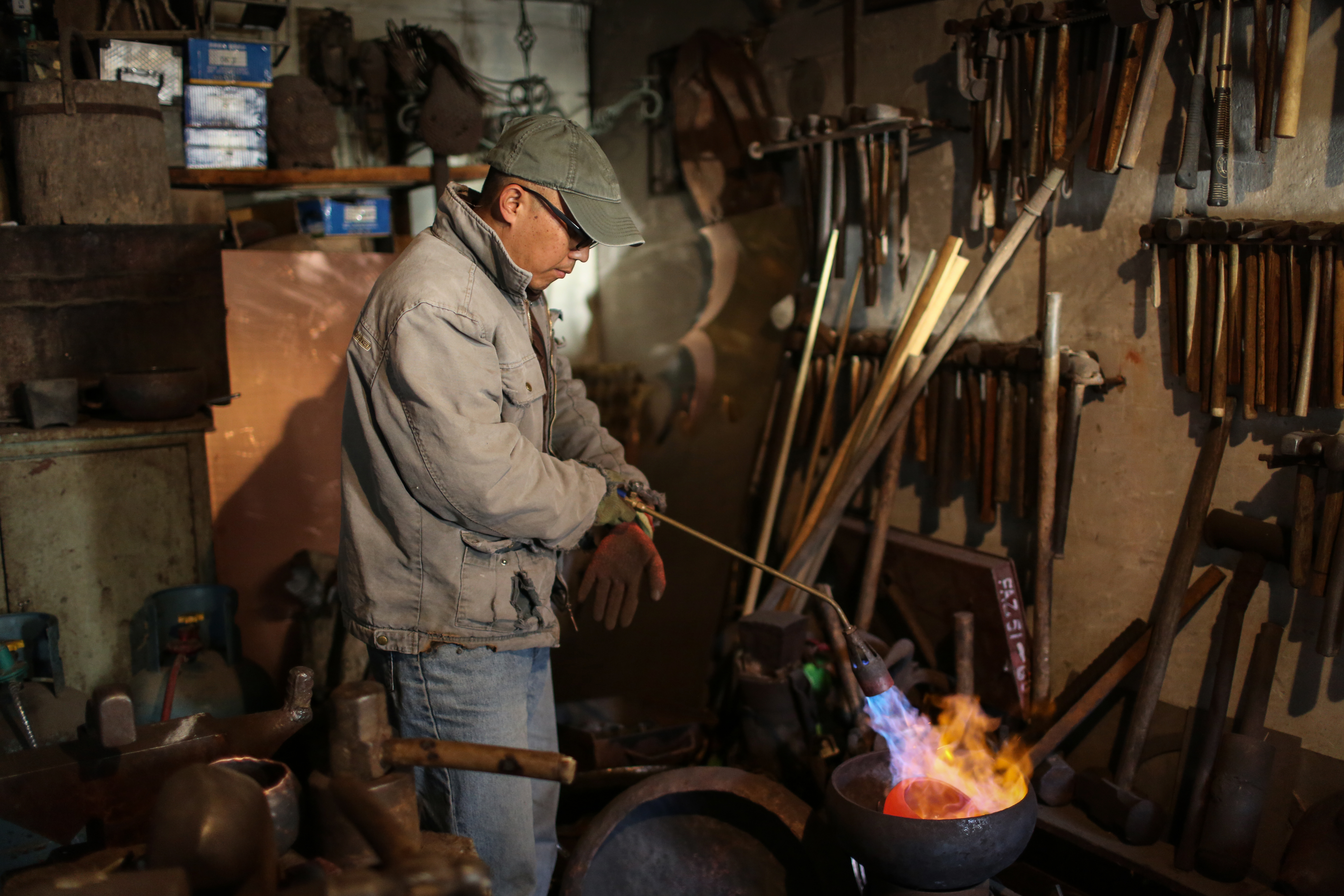 蔡德全的写真-蔡德全在打铁