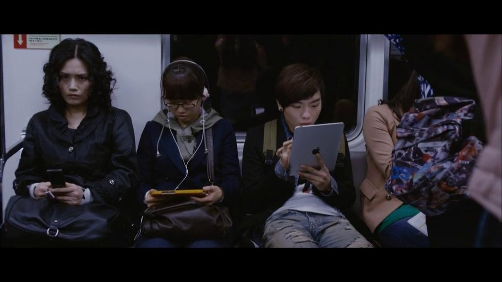 金真熙的写真-《不明影像》中饰演地...