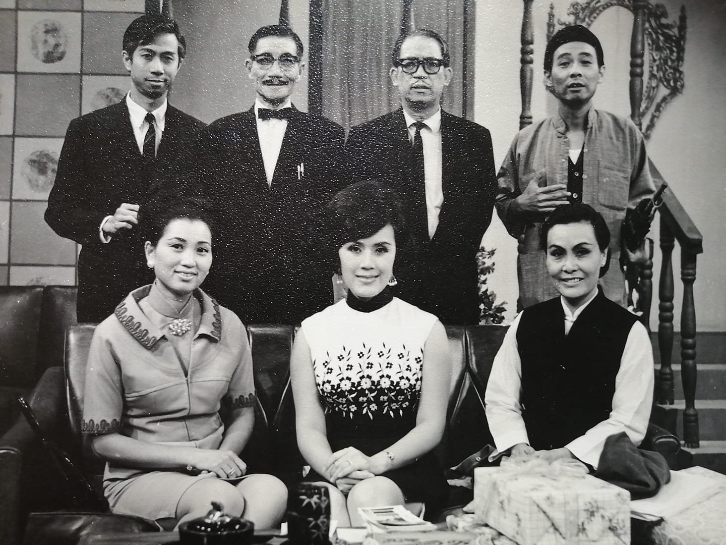 陈有后的写真-後排左起：袁步華（袁...