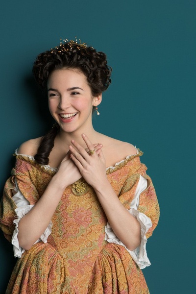 麦迪森·亚萨尼的写真-Versailles Season 1